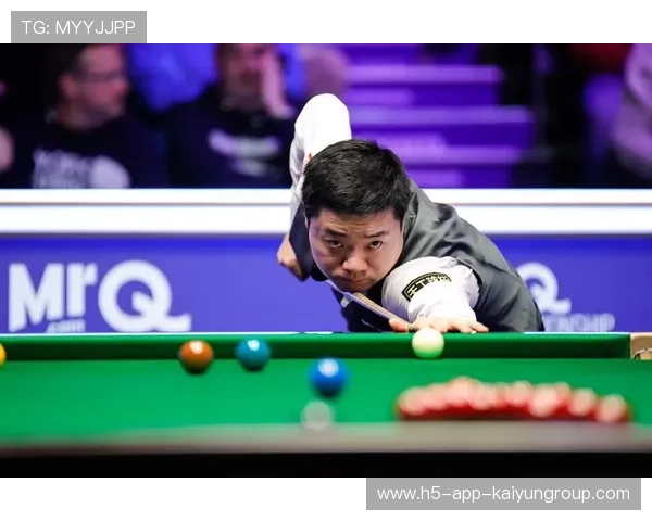 丁俊晖边吃香蕉边等下一杆，画面太萌